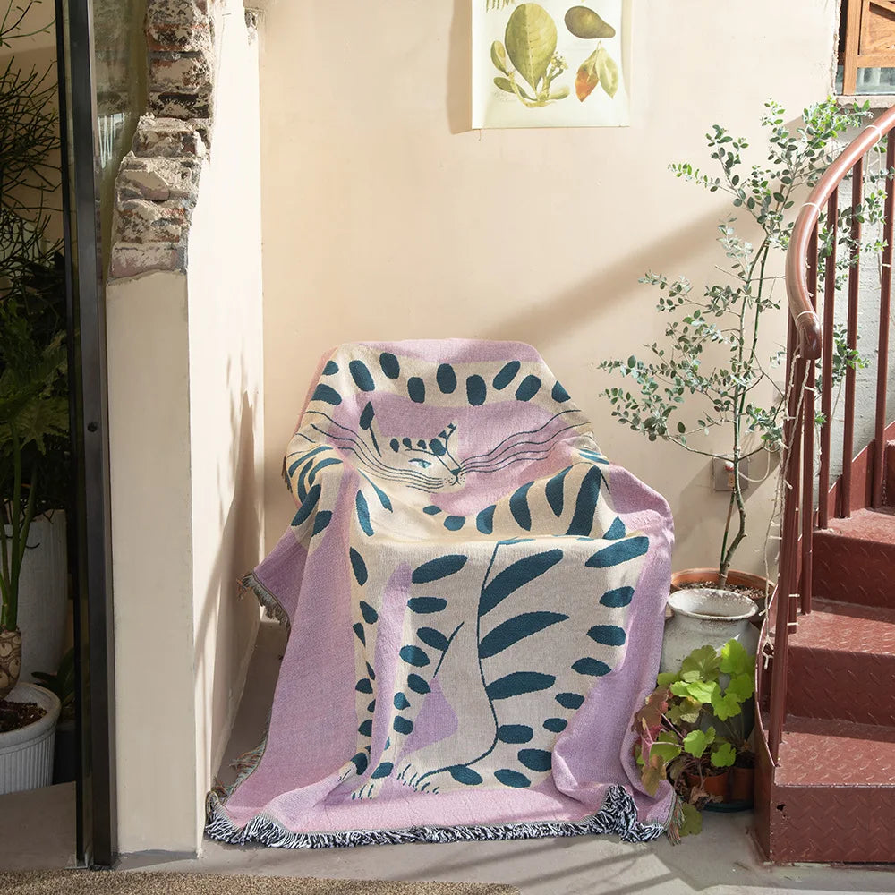 Cat Pattern Throw Blanket: Cozy Pink Accent for Home and Outdoors